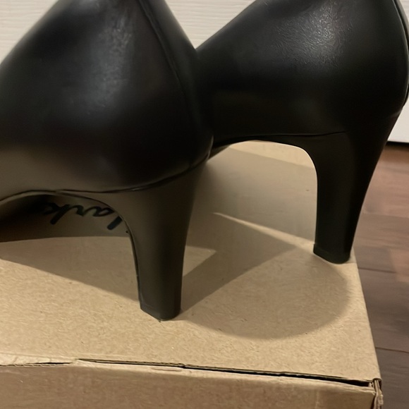 🌸Sold🌸.      Clarks Stylish and trendy classic Black leather pump - Picture 7 of 10